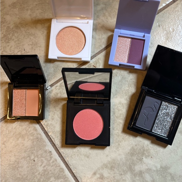 Assorted Makeup Collection - Picture 4 of 5